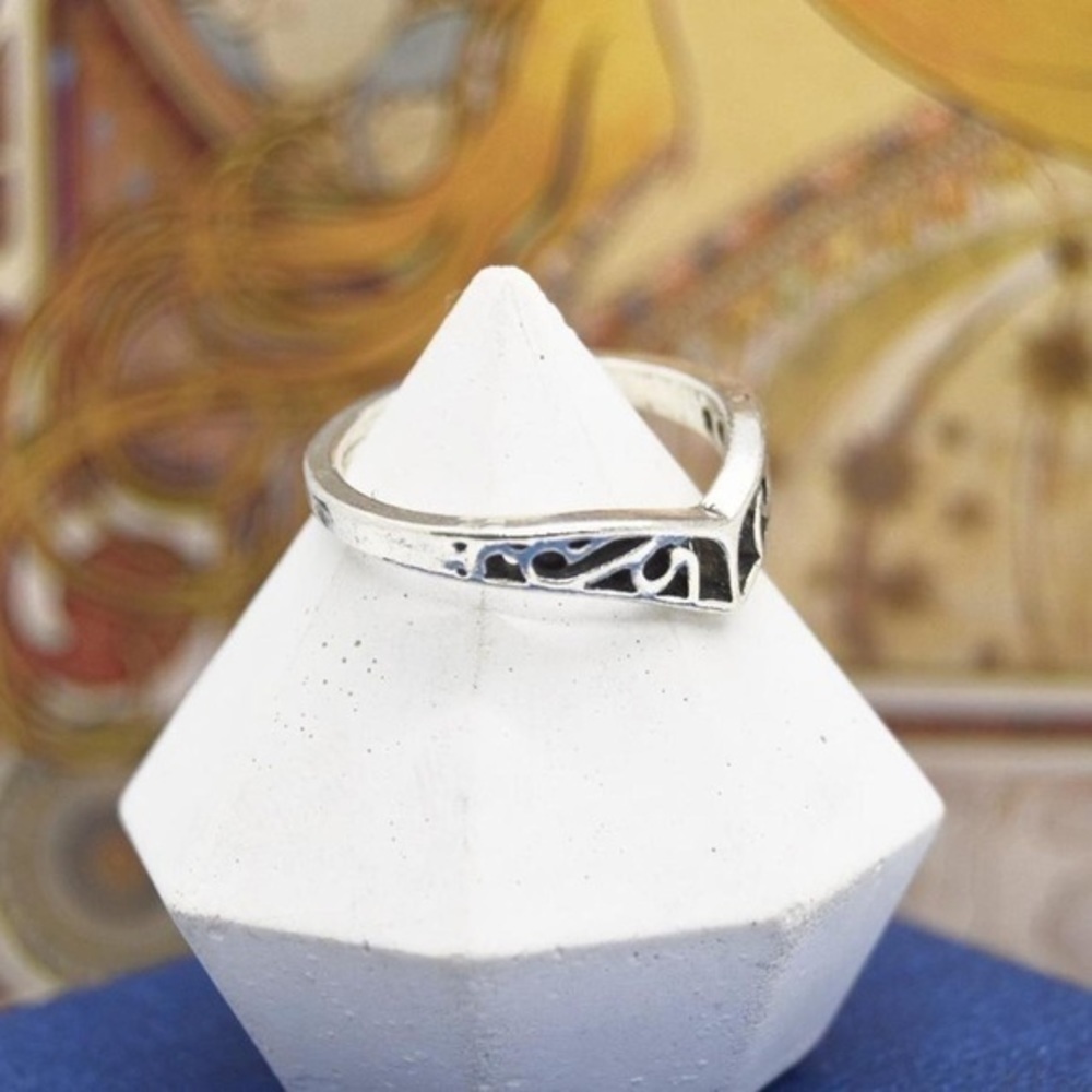 Pointed Triangle Ring - Picture 2 of 4